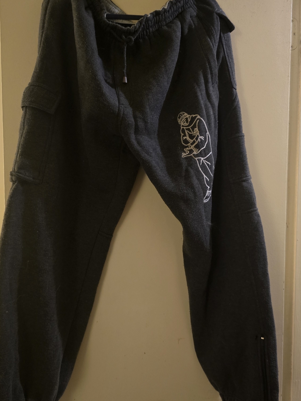 Men's Black Southpole Embroidered Graphic Cargo Sweats